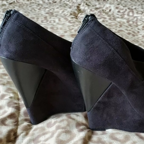 Love Culture Black Open-Toe Wedge Heels Size 7 - Picture 6 of 9